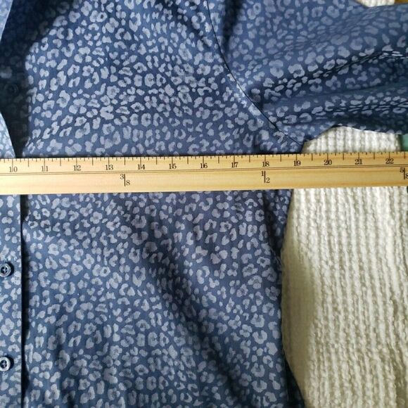 Chicos No Iron Cool Max Button Up Shirt Blue Long Sleeve Collared Size 00 US XS - Picture 10 of 10